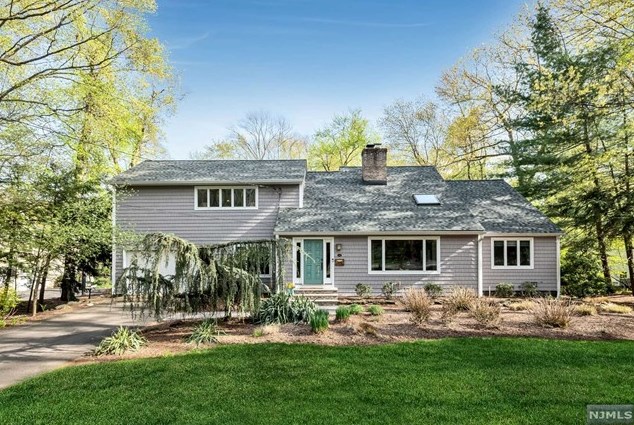 468 Hartung Dr, Wyckoff, NJ 07481-1354