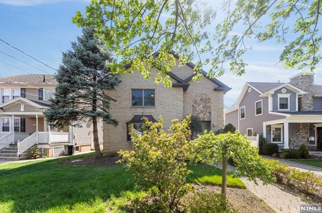 230 Lawrence Ave, Hasbrouck Heights, NJ 07604