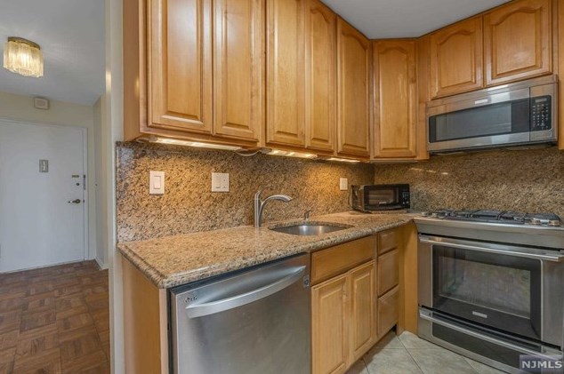 2000 Linwood Ave #9u, West Fort Lee, NJ 07024