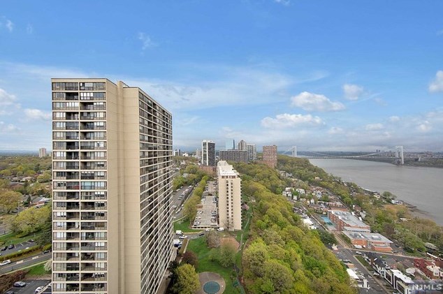 5 Horizon Rd, West Fort Lee NJ  07024-6602 exterior