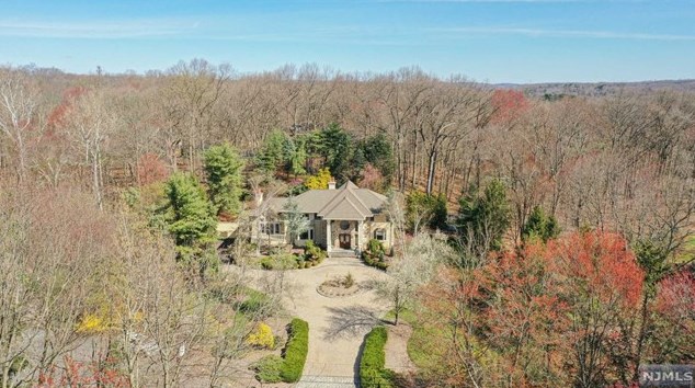 21 Christopher Pl, Upper Saddle River, NJ 07458