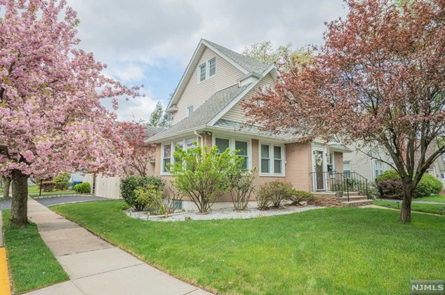 51 Lake Dr, Hackensack, NJ 07601-3063