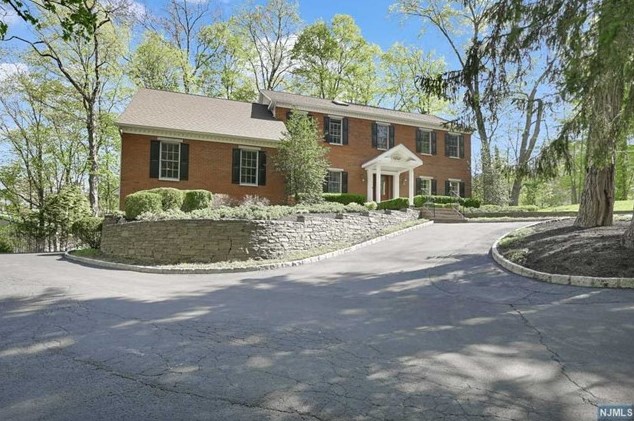 689 Ramapo Valley Rd, Oakland, NJ 07436