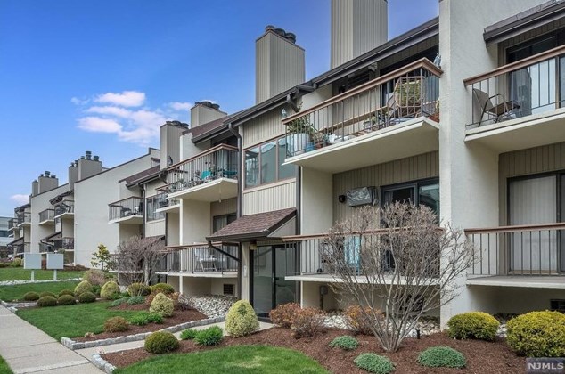 207 W Ridge Mews, Wood-Ridge, NJ 07075