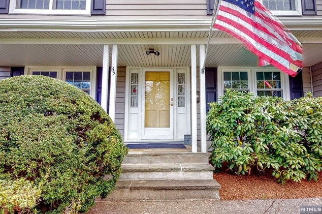 45 5th St, Midland Pk, NJ 07432-1230