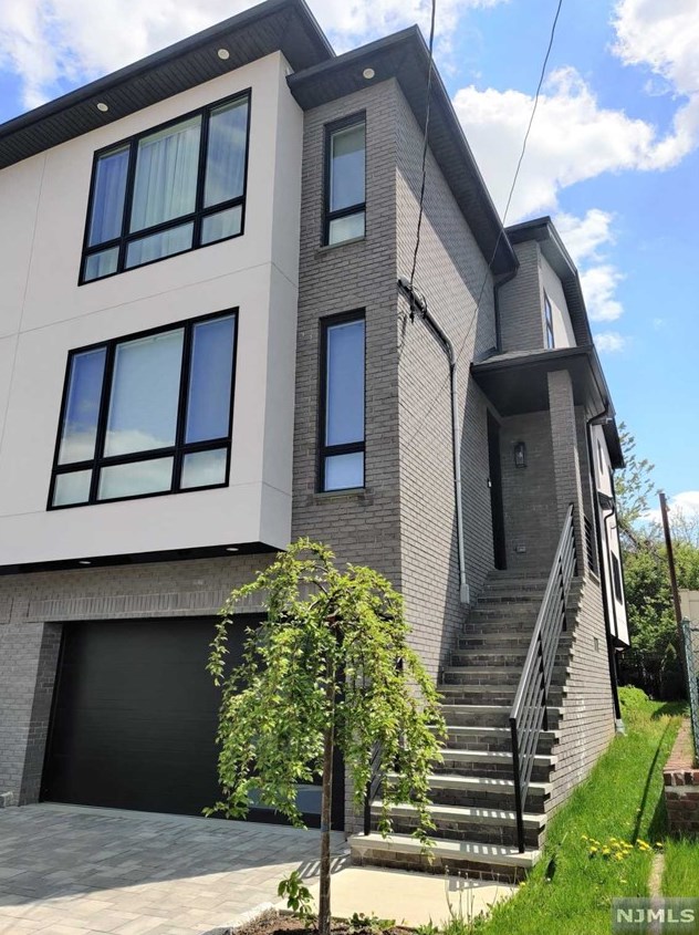 2410 Leighton St, West Fort Lee, NJ 07024