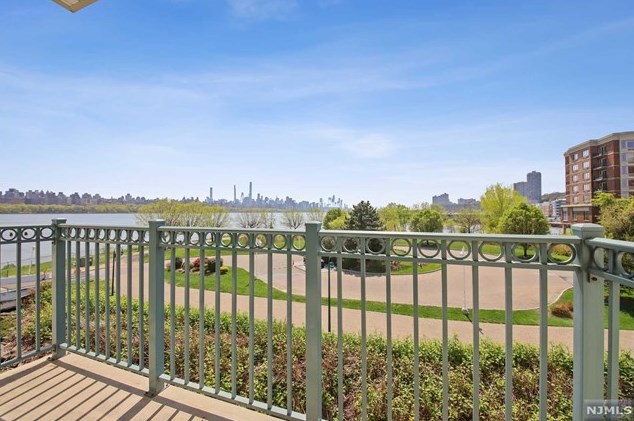 228 The Promenade, Edgewater NJ  07020-2113 exterior