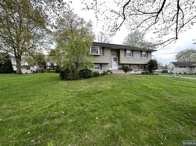 6 Normandy Dr, Wayne NJ  07470-2818 exterior