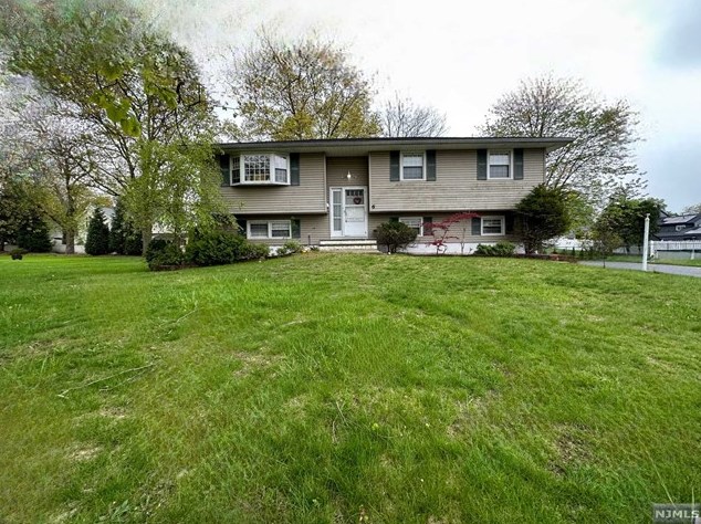 6 Normandy Dr, Wayne NJ  07470-2818 exterior