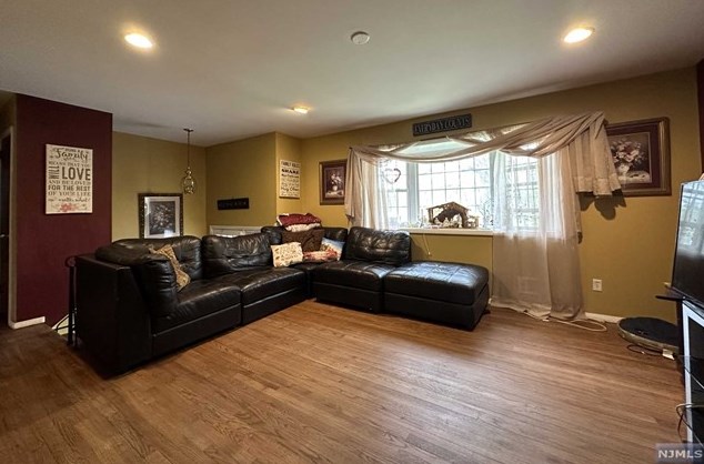 6 Normandy Dr, Wayne NJ  07470-2818 exterior