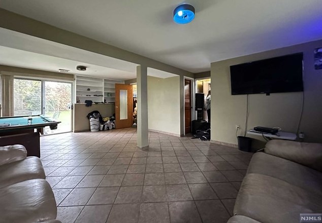 6 Normandy Dr, Wayne NJ  07470-2818 exterior