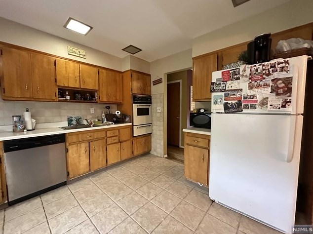 6 Normandy Dr, Wayne NJ  07470-2818 exterior