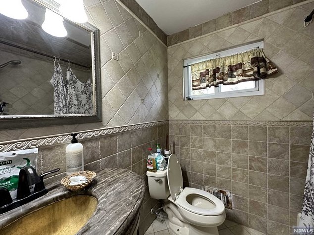 6 Normandy Dr, Wayne NJ  07470-2818 exterior