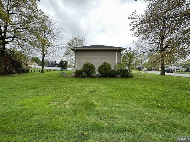 6 Normandy Dr, Wayne NJ  07470-2818 exterior