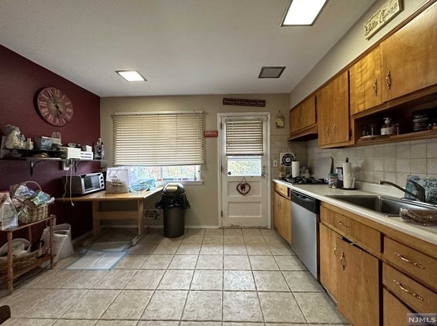 6 Normandy Dr, Wayne NJ  07470-2818 exterior