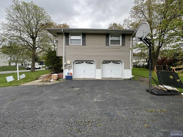 6 Normandy Dr, Wayne NJ  07470-2818 exterior