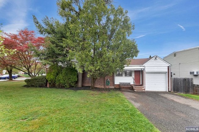 17 White Oak Dr, Lodi, NJ 07644