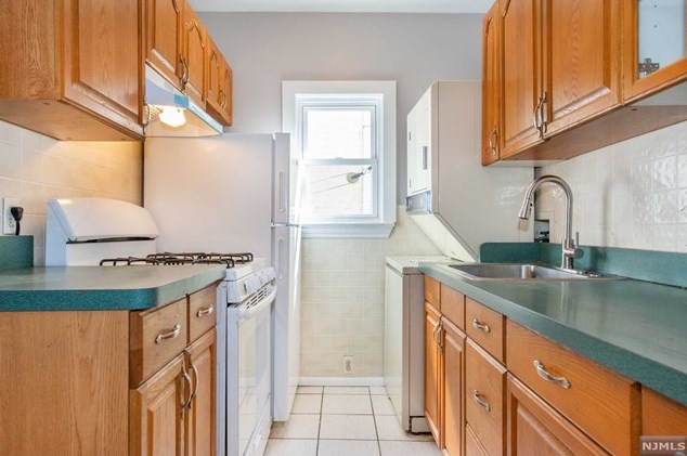 103 Grand St, Outwater, NJ 07026