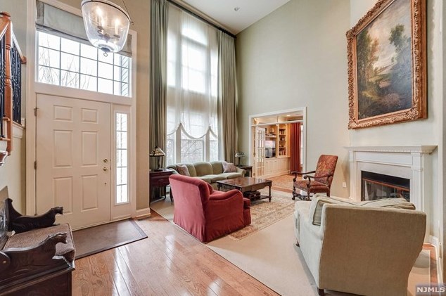 10 Sky View Dr, Paterson, NJ 07508