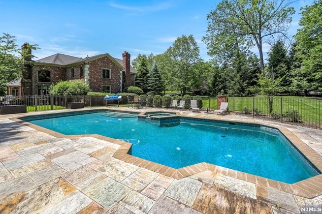 4 Glen Carl Rd, Upper Saddle River, NJ 07458