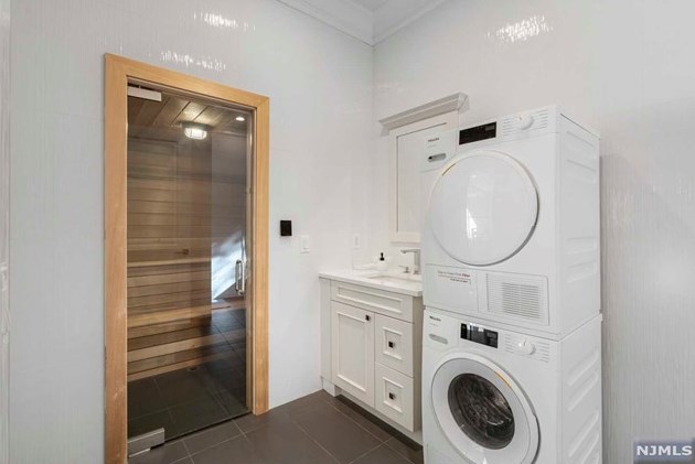 4 Willow Dr, Englewood NJ  07632-2207 exterior