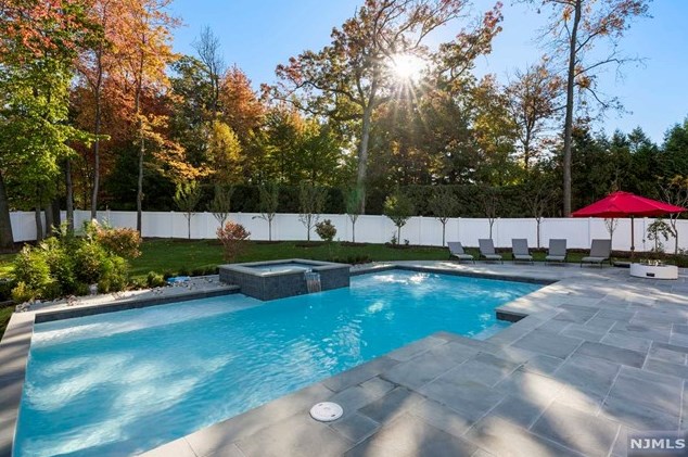 4 Willow Dr, Englewood NJ  07632-2207 exterior