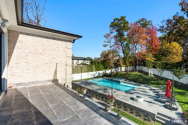 4 Willow Dr, Englewood NJ  07632-2207 exterior