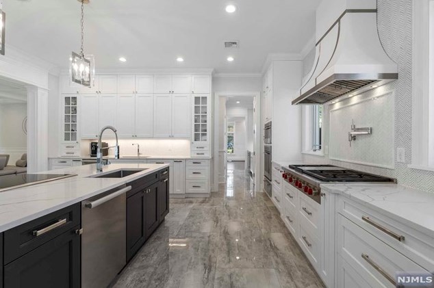 4 Willow Dr, Englewood NJ  07632-2207 exterior