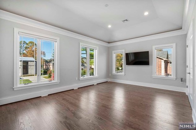 4 Willow Dr, Englewood NJ  07632-2207 exterior