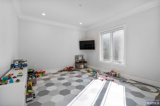 4 Willow Dr, Englewood NJ  07632-2207 exterior