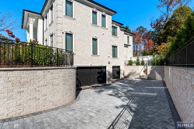 4 Willow Dr, Englewood NJ  07632-2207 exterior