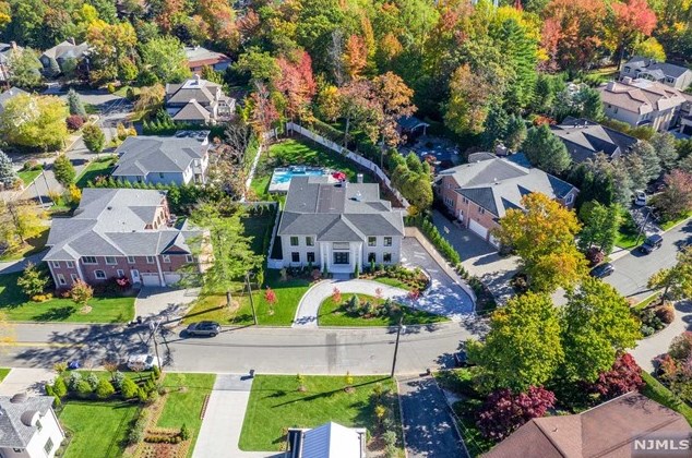 4 Willow Dr, Englewood NJ  07632-2207 exterior