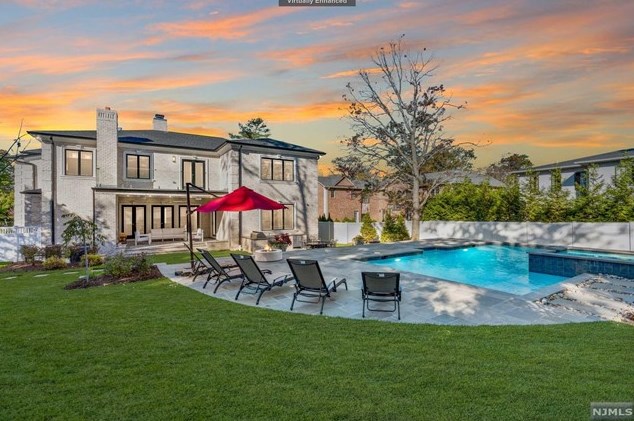 4 Willow Dr, Englewood NJ  07632-2207 exterior