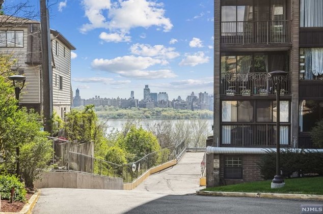 9060 Palisade Ave #1004, North Bergen, NJ 07047