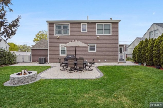 558 Beech Ave, Saddle Brook, NJ 07663-4428