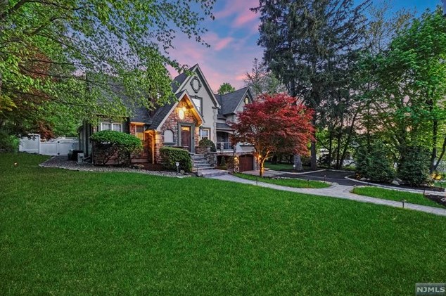 10 Campbell Ave, Westwood, NJ 07677