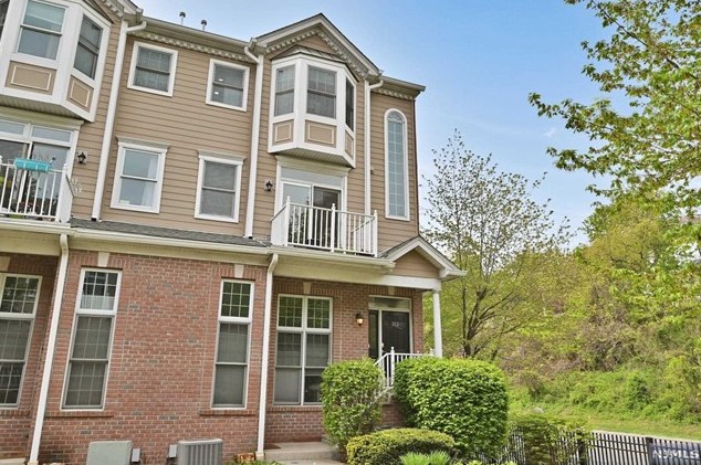 313 Midland Ct, West New York, NJ 07093-8321