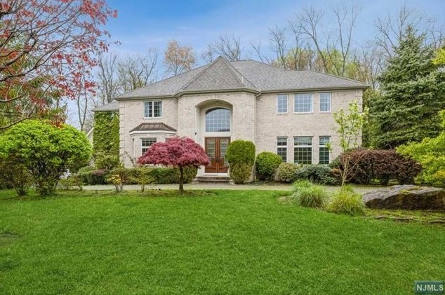 9 Blackledge Ct, Closter, NJ 07624