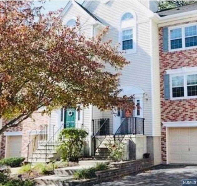 1023 Ash Dr, Mahwah, NJ 07430