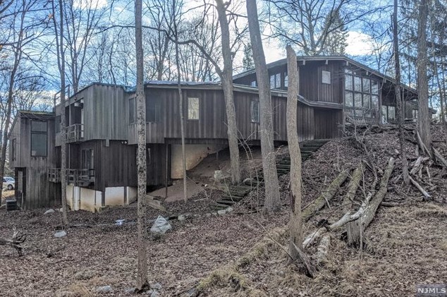 25 Sparrowbush Rd, Upper Saddle River, NJ 07458