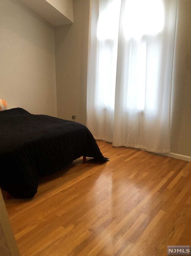 2 Hops Commons Ct, Secaucus, NJ 07094