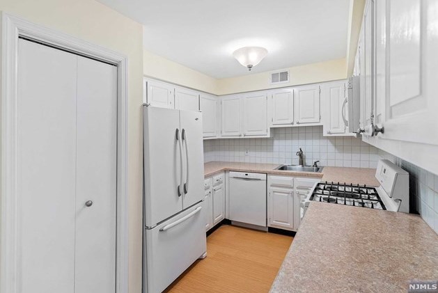 561 Sanderling Ct, Secaucus, NJ 07094