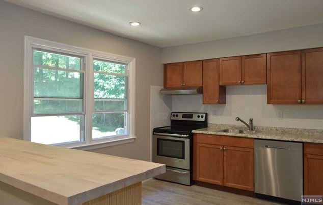 89 Forsythia Ln #a, Paramus, NJ 07652