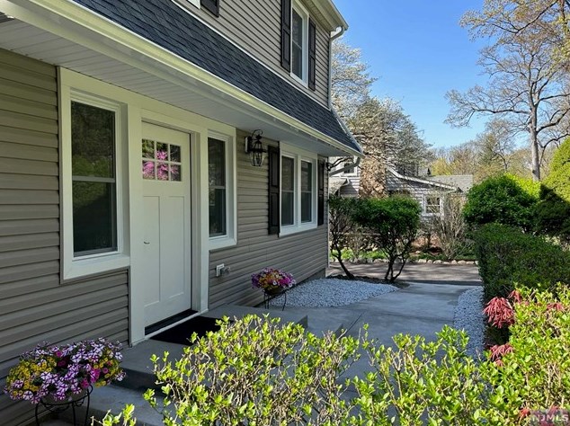 22 Maysenger Rd, Mahwah, NJ 07430