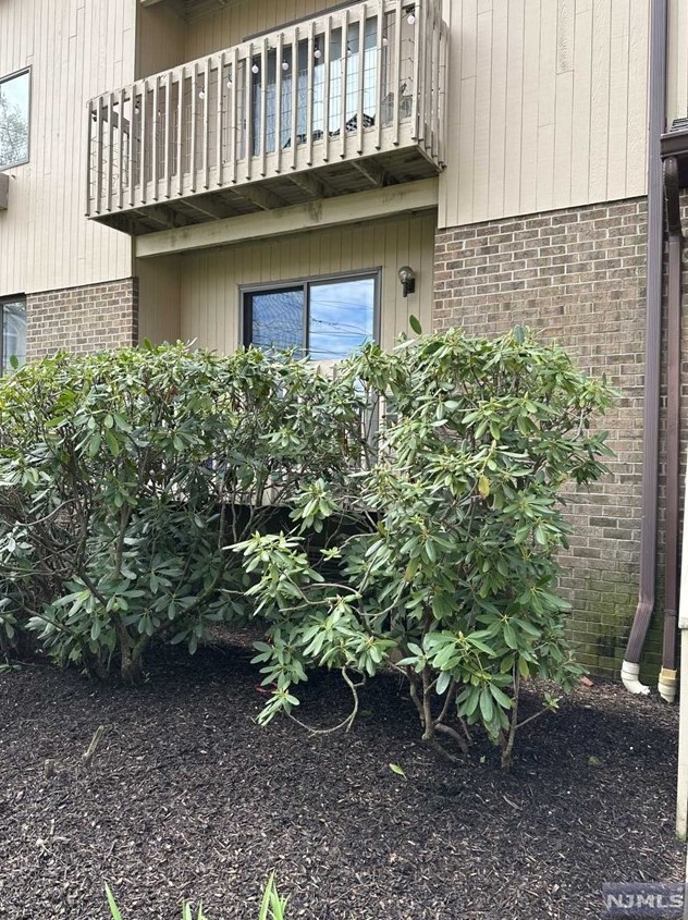 651 Riverside Ave, Lyndhurst NJ 07071-3060 exterior