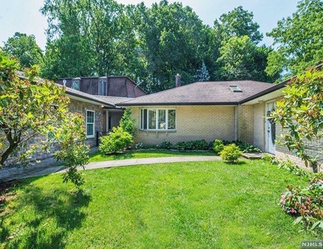 1 Ranch Ct, Saddle Brook, NJ 07663-4614