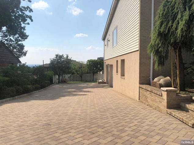 333 9th St, Palisades Park, NJ 07650