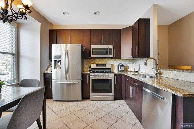 428 Newburgh Ct, West New York, NJ 07093