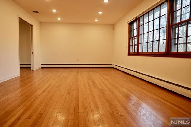 19 Dearborn Dr, Westwood NJ  07675-7337 exterior