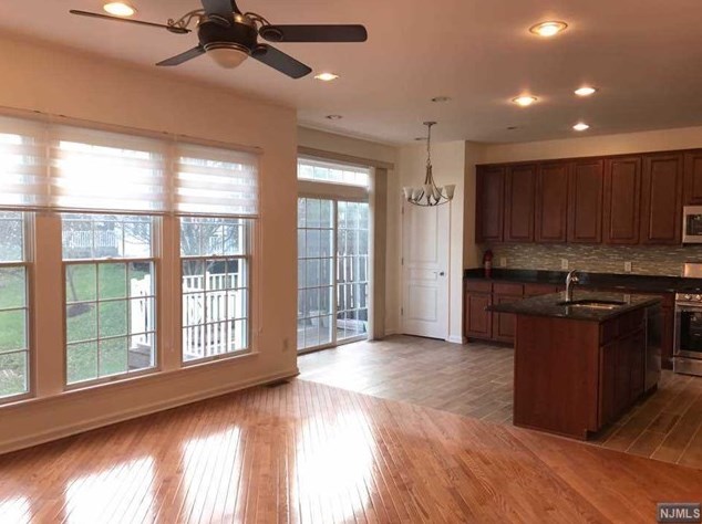 35 Mulberry Ct, Paramus NJ  07652-1360 exterior